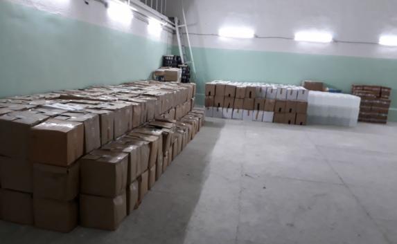 В Крым пытались ввезти фуру с 40 тысячами литров нелегального спирта (фото)