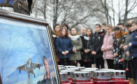 Симферопольские школьники почтили память погибшего в Сирии лётчика (фото)