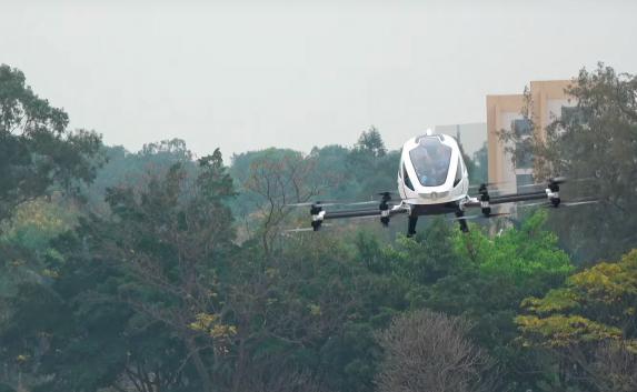 В Китае протестировали первый в мире дрон-такси (видео)