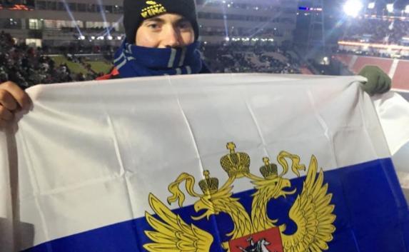  Американский фанат развернул на Олимпийских играх флаг России (фото)
