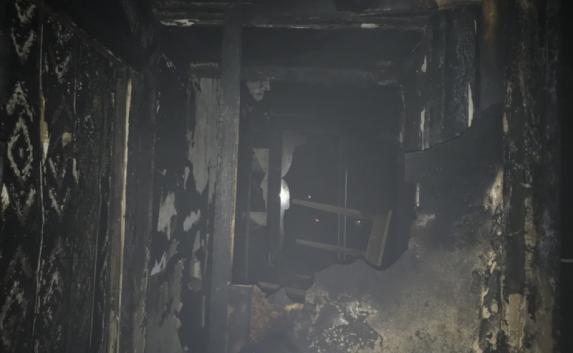 В Евпатории на пожаре в многоквартирном доме спасли пенсионерку (фото)