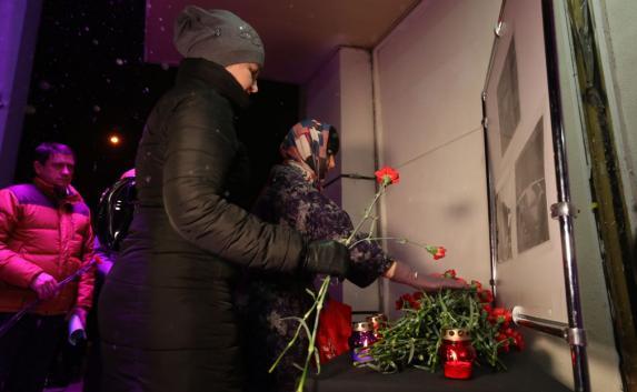 В Симферополе прошла минута молчания в память о погибших в крушении Ан-148 (фото, видео)
