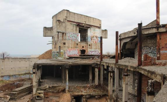 Севастопольцы просят закрыть доступ к заброшенному музею, где погиб подросток (фото)