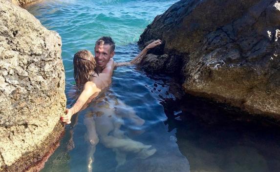 Алексей Панин «по-свингерски» отдохнул на нудистском пляже в Крыму