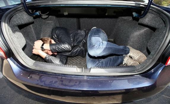Пьяные севастопольцы несколько часов катали подростка в багажнике