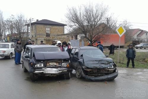 В Керчи джип влетел в столб, а в Евпатории легковушки не поделили дорогу (фото)