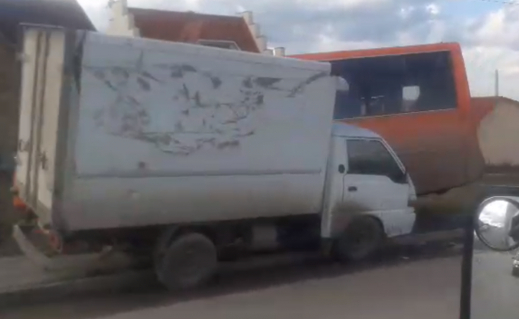 В столице Крыма столкнулись автобус и грузовик из Московской области (видео)