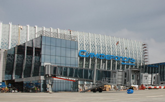 В симферопольском аэропорту устанавливают «трапы будущего» (фото)