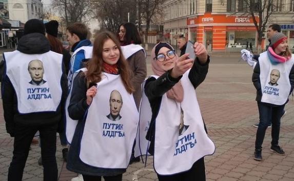 «Путин алдгъа»: крымчане вышли поддержать президента в Симферополе (фото)