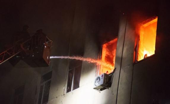 Крымские пожарные спасли пожилую пару из горящего дома в Евпатории