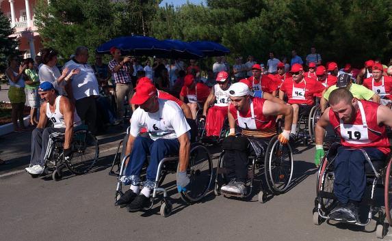 Сакские инвалиды «погоняют» на колясках в День России