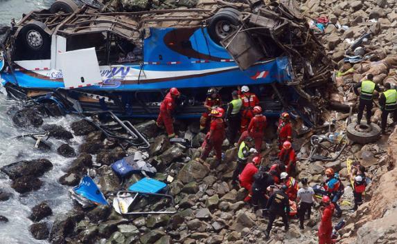 44 жертвы ДТП в Перу и «тестирование» автомобиля в метро: новости мира (фото, видео)​
