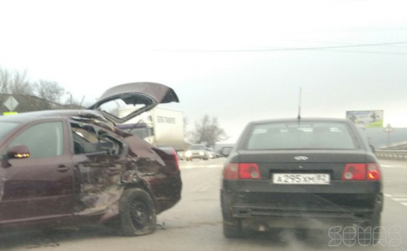 На ялтинской объездной дороге в Симферополе иномарка столкнулась с грузовиком (фото, видео)