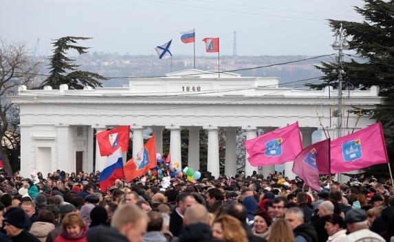 12 000 севастопольцев вышли на митинг ко Дню защитника Отечества (фото, видео)