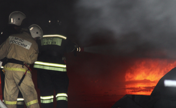 Пожарные спасли пылающий особняк и хозпостройку в Крыму