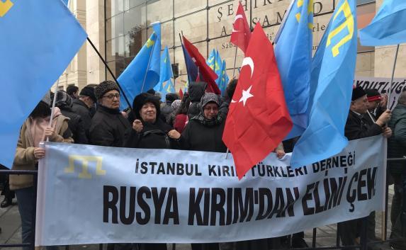 Крымские татары устроили митинг в Стамбуле против воссоединения полуострова с Россией (фото, видео)