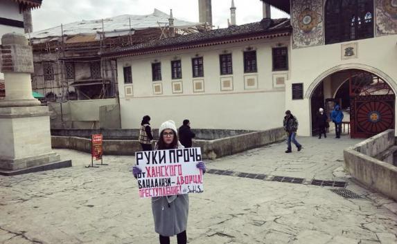  Татарскую активистку задержали за пикет в защиту Ханского дворца (фото)