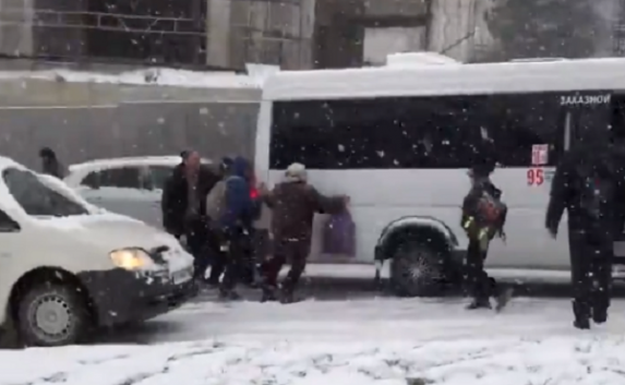 Севастопольская пенсионерка толкала застрявшую в снегу маршрутку (видео)