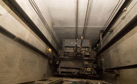 Жители Симферополя чудом выжили при падении лифта