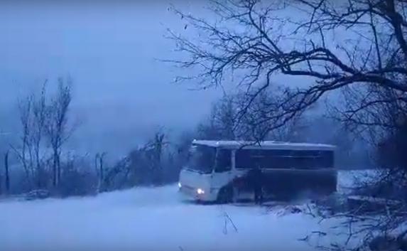 Мартовский снег подарил детям внеплановые каникулы (видео)