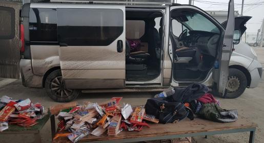 Нервный контрабандист вез в Крым полный фургон ножей (фото)