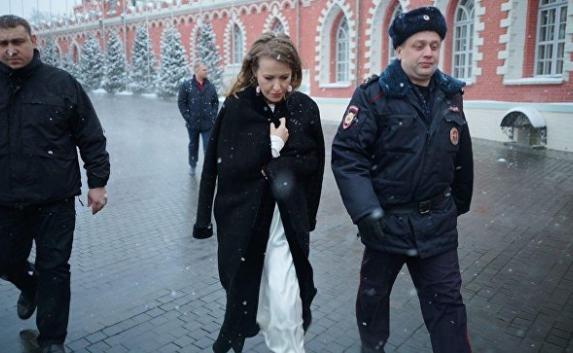 Собчак повалили и облили неизвестной жидкостью в отместку «за Жириновского» (видео)