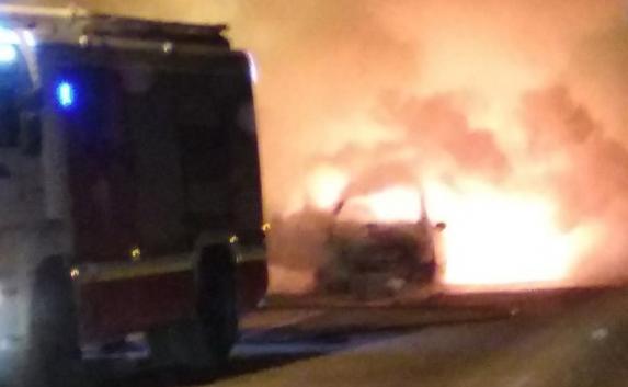 На Сапун-горе в Крыму сгорел Mercedes (фото, видео)