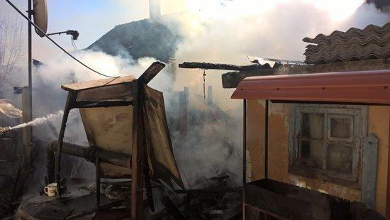 При пожаре в Кировском районе Крыма взорвался газовый баллон (фото)