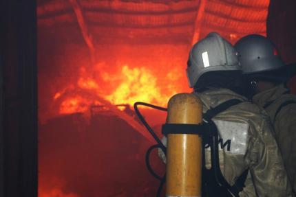 Три пожарных расчета спасали от огня  керченскую многоэтажку