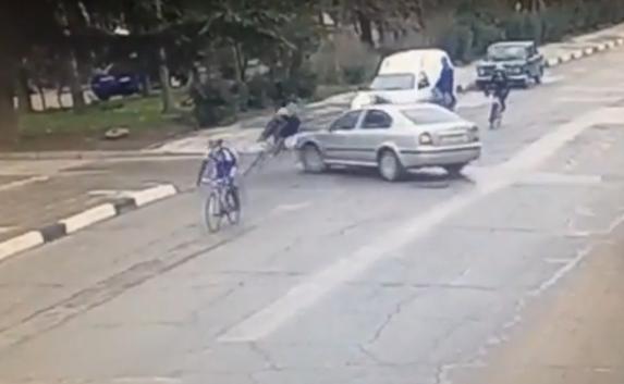 «Слепой» водитель снес группу велосипедистов в Алуште (видео)