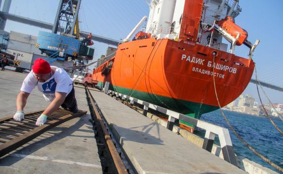 «Богатырь» из Владивостока сдвинет судно весом 10 500 тонн в честь «Крымской весны»
