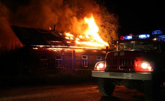 В Переваловке пожарные вынесли пожилого мужчину из огня 