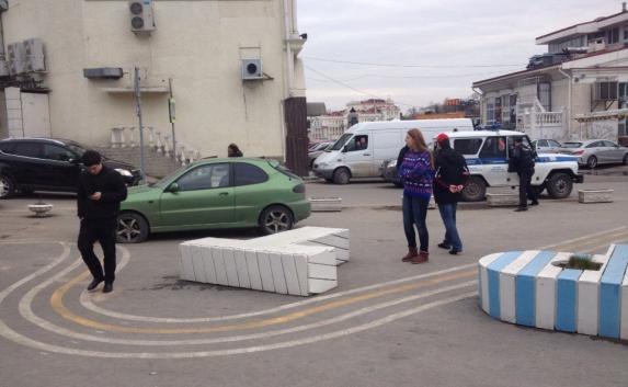 Сводка ДТП: молодёжь на авто снесла клумбу в Севастополе