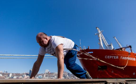 Богатырь из Приморска протащил 10-тонное судно в честь Крыма (фото)