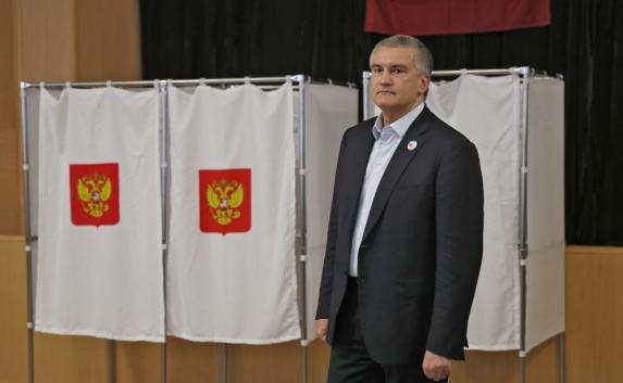 Сергей Аксёнов проголосовал на первых в истории Крыма выборах президента РФ (фото, видео)