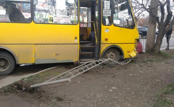 Два рейсовых автобуса «столкнулись лбами» с КамАзом и ВАЗом (фото)