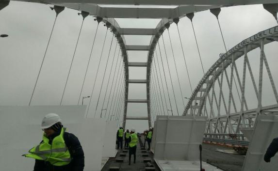 Дорогу на Крымском мосту заасфальтировали на 70% (фото, видео)