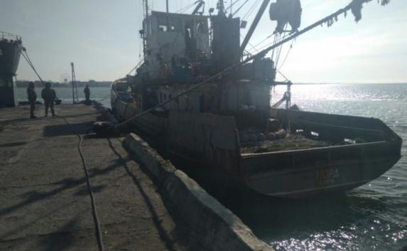 Украинские пограничники задержали судно с крымскими моряками (фото, видео)