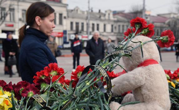 В Крыму прошли десятки траурных мероприятий в память о жертвах пожара в Кемерово (фото)