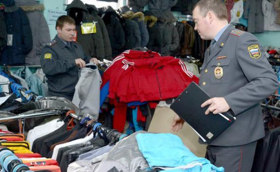 Крымские таможенники изъяли поддельного «Адидаса» на  2,5 миллиона рублей (фото)