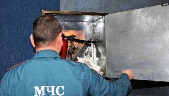 Балки между этажами и дырявый пожарный рукав: в кинотеатре крымской столицы нашли нарушения (видео)