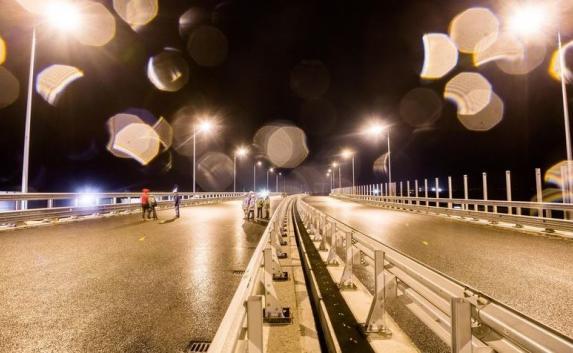 «Лаконичную» систему освещения испытали на автодороге Крымского моста (фото)