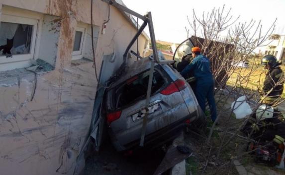 В Севастополе внедорожник влетел в дом — водитель погиб  (фото, видео)