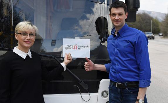Крымчане написали «Тотальный диктант» на высоте и в троллейбусе (фото)
