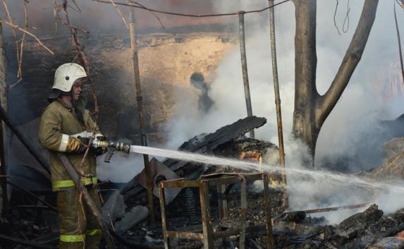 Не бомбануло: крымские пожарные вынесли газовый баллон из горящего дома (фото)