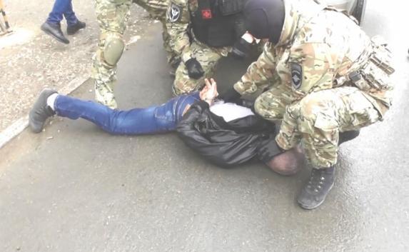 «Экстази, «фен» и пистолет: в Крыму задержали крупных наркодилеров (фото)