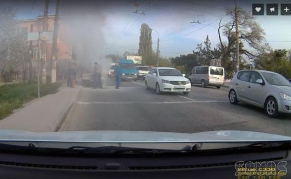 На улице Данилова в Симферополе загорелся автомобиль (видео)