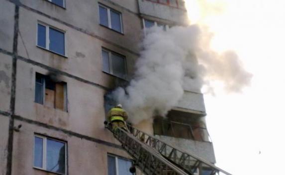 Симферопольские пожарные эвакуировали из пылающей многоэтажки 47 человек 