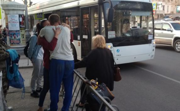 Севастопольский троллейбус «подтолкнул» нерасторопного пешехода на переходе (фото)