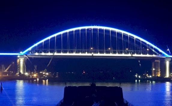 На Крымском мосту зажгли ночную иллюминацию (фото)